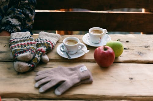 Darmowe zdjęcie z galerii z drewniany stół, espresso, filiżanka i spodek