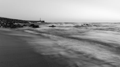 Foto d'estoc gratuïta de Costa, fotografia en escala de grisos, mar