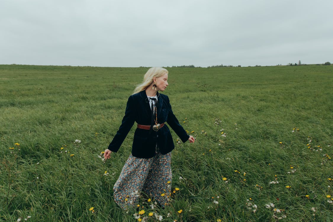 Free Blond Woman Standing in the Field Stock Photo