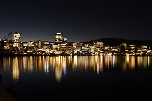 惠灵顿城市的壮丽景色在夜间被倒影照亮，展现了城市建筑的魅力