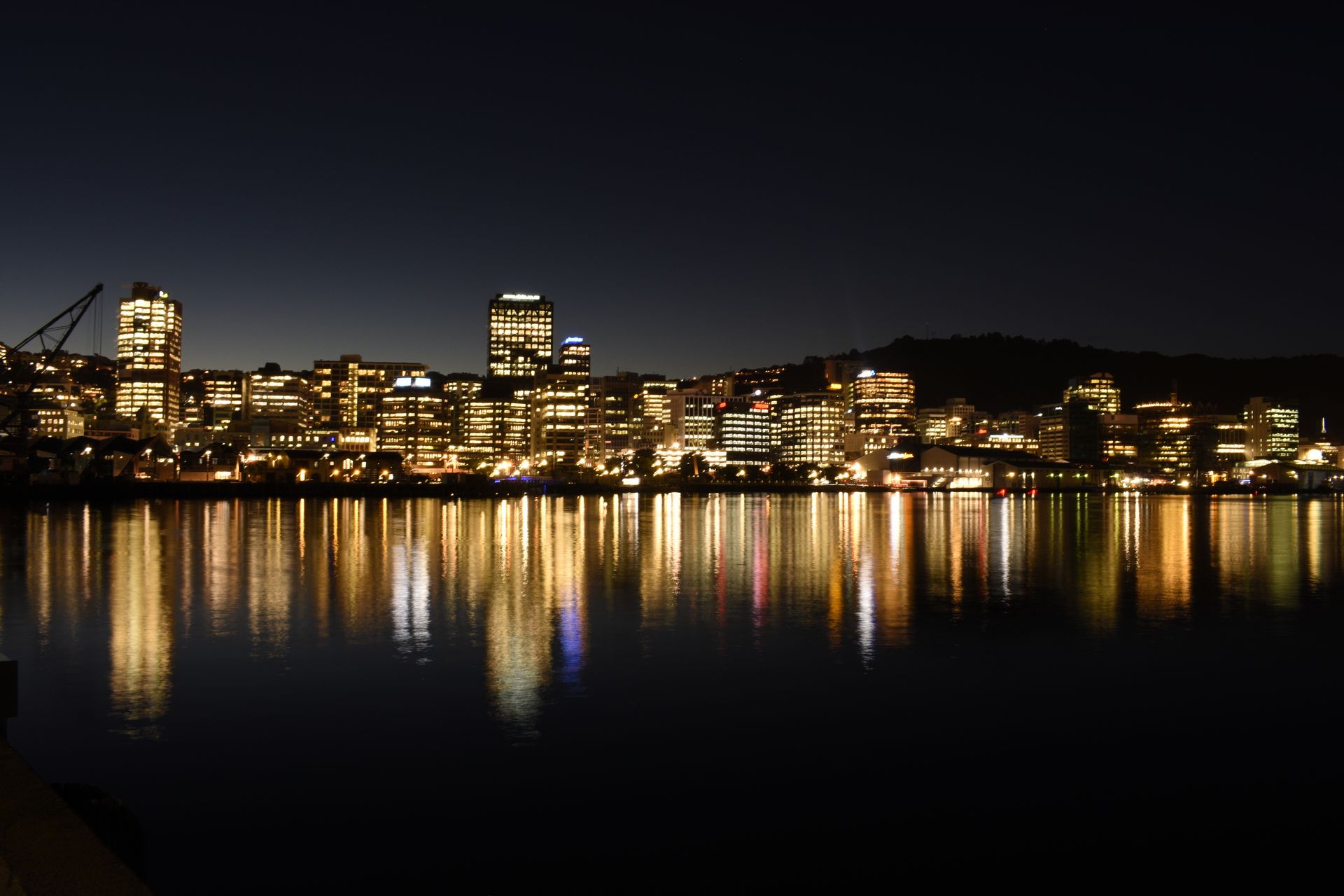El puerto y horizonte urbano de Wellington bajo luz diurna