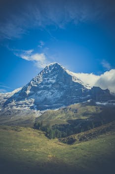 白雪皑皑的山峰在蔚蓝的天空下令人惊叹