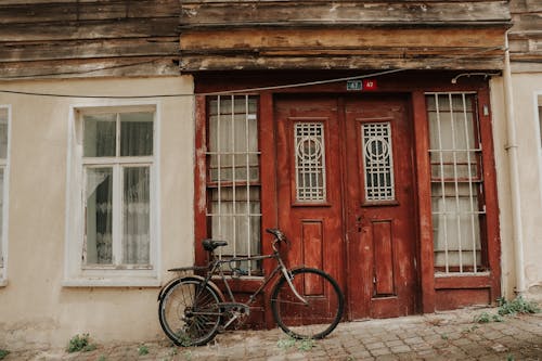 Fotobanka s bezplatnými fotkami na tému architektúra, bicykel, drevené dvere