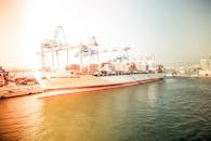 日落时分，繁忙的港口停靠着集装箱船“圣地亚哥桥”