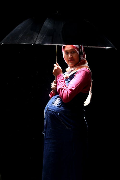 Бесплатное стоковое фото с беременная, джинсовый, зонтик