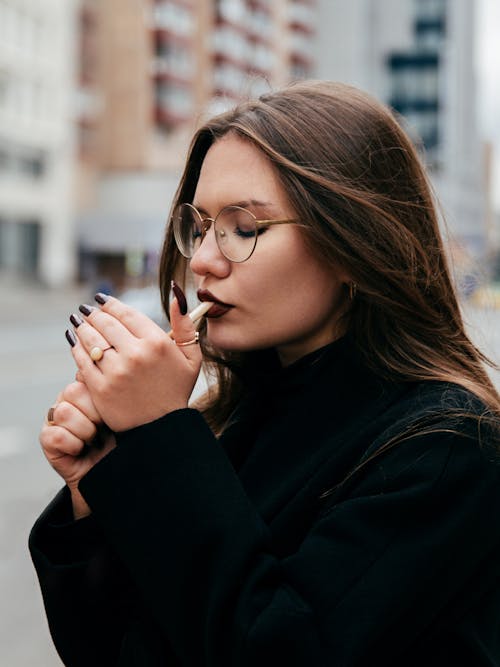 Základová fotografie zdarma na téma cigareta, dioptrické brýle, kouření