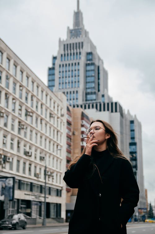 Immagine gratuita di cappotto nero, donna, fumando