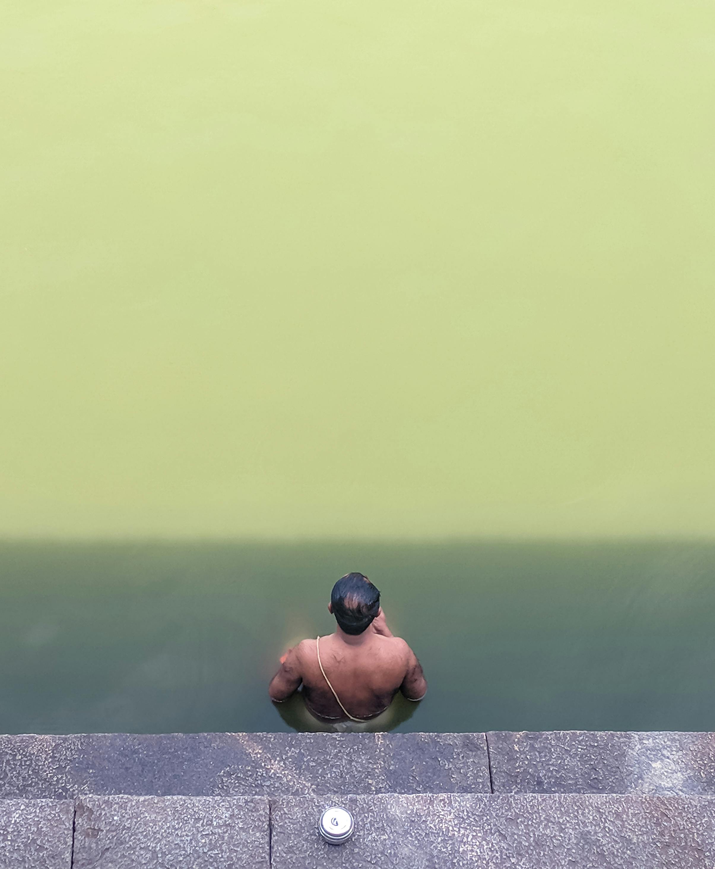 日本の住宅街と太陽光パネル