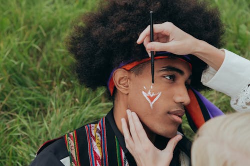 Kostenloses Stock Foto zu afro-haar, afroamerikanischer mann, gesicht malen