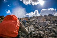 徒步旅行者在明亮的阳光下沿着落基山的小径攀登