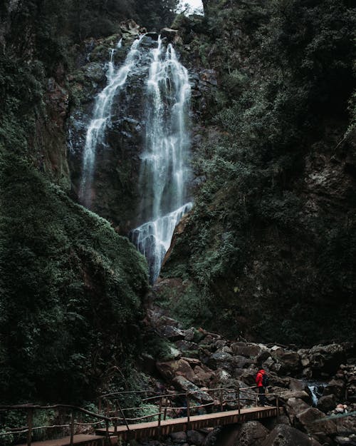 Immagine gratuita di avventura all'aria aperta, cascate, escursionista