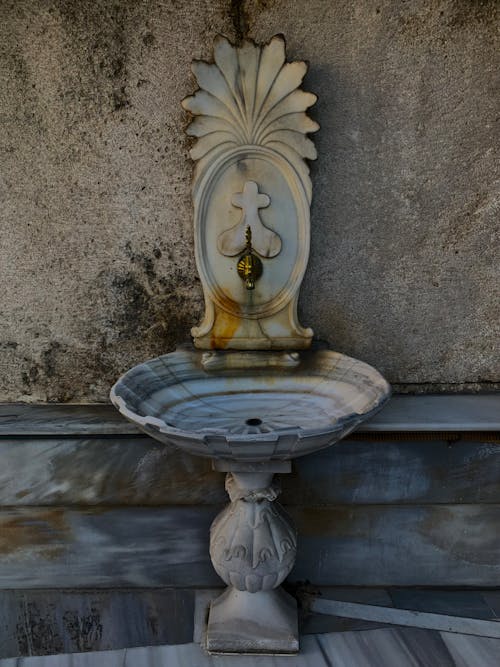 A Marble Finish Rusty Sink on a Gray Wall