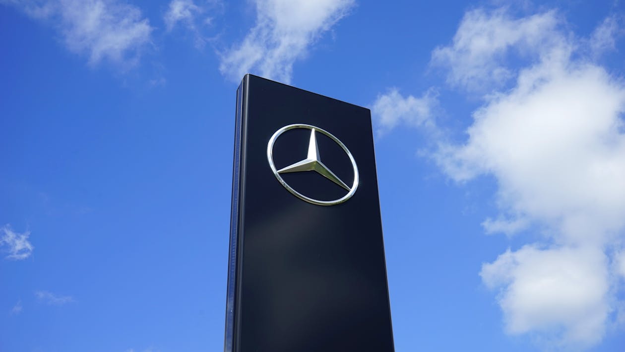 Schwarzes Mercedes Benz Gebäude Unter Blauem Und Weißem Himmel ·  Kostenloses Stock-Foto