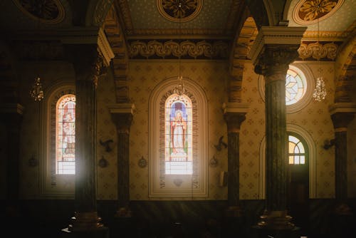 Бесплатное стоковое фото с витражное стекло, интерьер, кафедральный собор