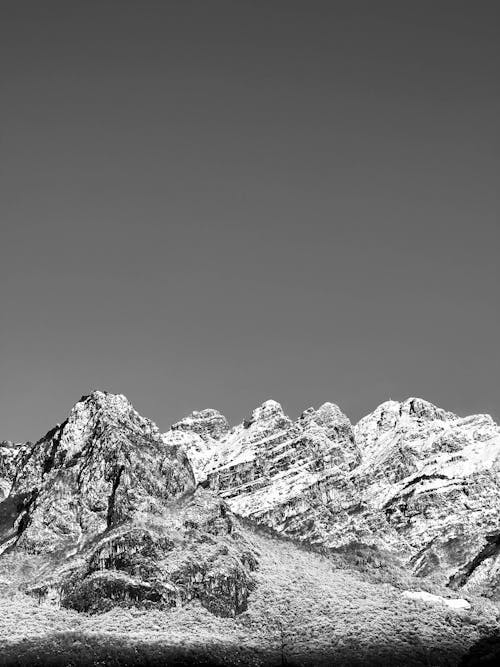 Darmowe zdjęcie z galerii z czarno-biały, formacja geologiczna, góra