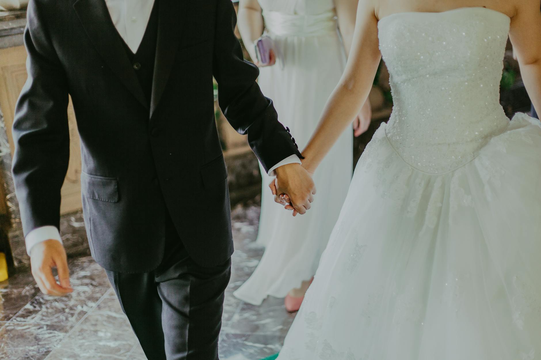 結婚式でのスーツ選びのポイントは 男性の服装マナーを徹底解説