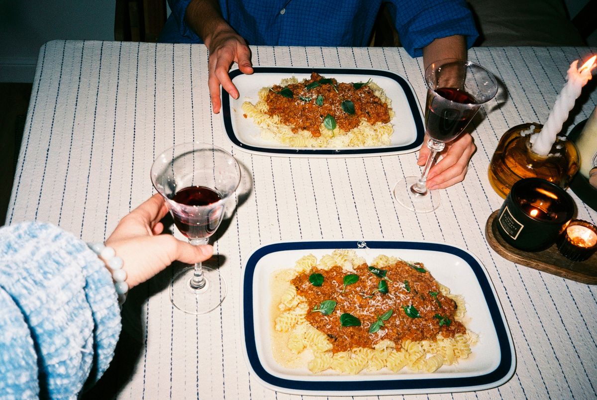 Tavola apparecchiata in una trattoria italiana al calore delle candele