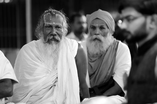 Free Black and white portrait of senior men with turbans and long beards in traditional attire, engrossed in conversation. Stock Photo