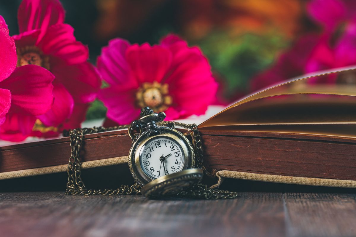 Outils d'horloger disposés autour d'une montre en cours d'entretien