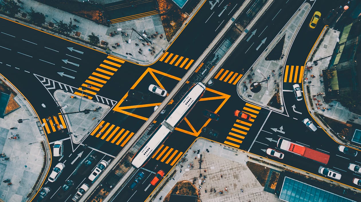Аэрофотосъемка городских улиц и зданий