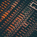 马来西亚吉隆坡一栋现代高层建筑的温暖灯光，从对角视角看去