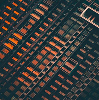 马来西亚吉隆坡一栋现代高层建筑的温暖灯光，从对角视角看去