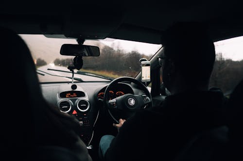 Foto d'estoc gratuïta de conducció, d'esquena, dona