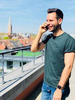 一名男子正在城市景观的背景下，于户外休闲地打电话
