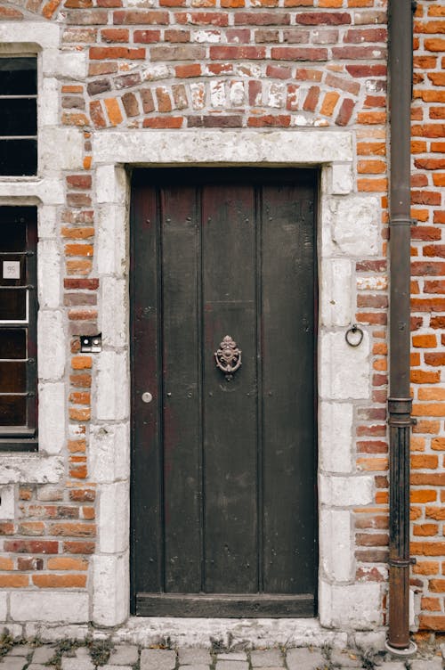 목조 문, 벽돌 벽, 수직 쐈어의 무료 스톡 사진