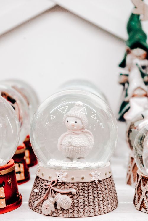 Free Decorative snow globe featuring a cute snowman, perfect for Christmas and winter decor. Stock Photo