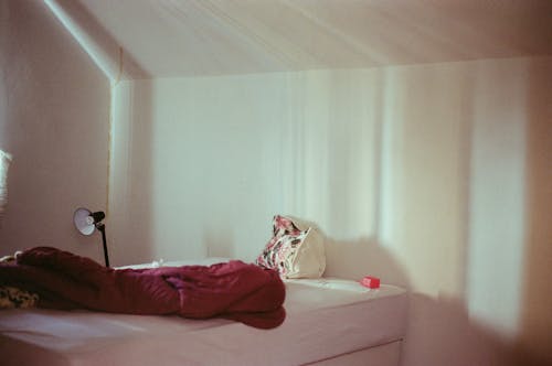 Foto profissional grátis de bagunçado, cama, coberta