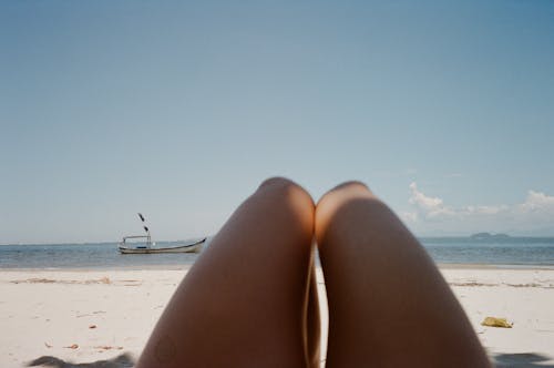 bacaklar, gevşeme, güneşlenmek içeren Ücretsiz stok fotoğraf
