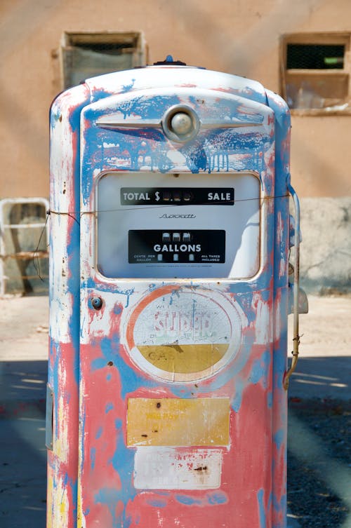 benzin istasyonu, benzin pompası, dikey atış içeren Ücretsiz stok fotoğraf
