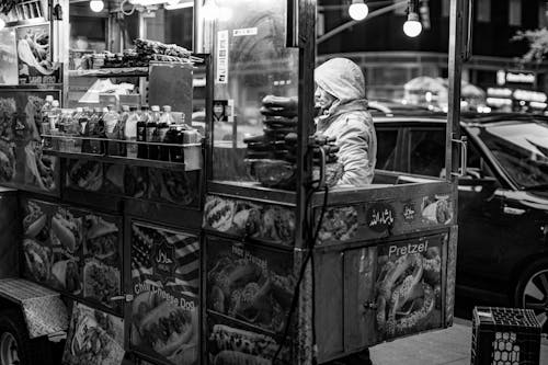 Foto profissional grátis de carrinho de comida, comida de rua, escala de cinza