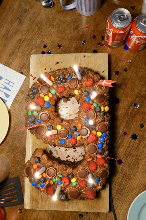 bezplatná Základová fotografie zdarma na téma čokoládový dort, narozeninový dort, narozeniny Základová fotografie
