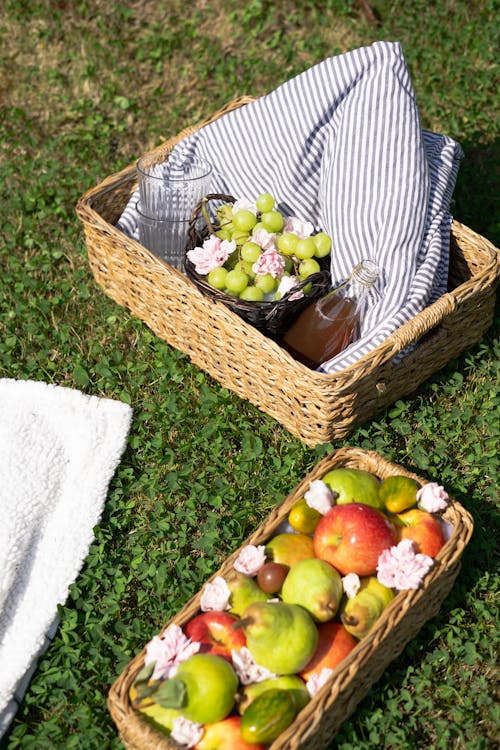 Foto profissional grátis de cesta tecida, comida saudável, frutas