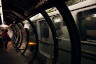 在库里蒂巴时尚的公交车站内，捕捉这座巴西繁华城市的交通建筑风貌