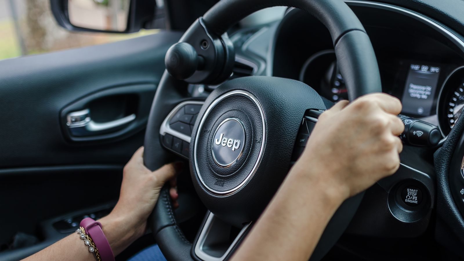 Comprador avaliando painel e posição de dirigir durante test-drive de carro usado