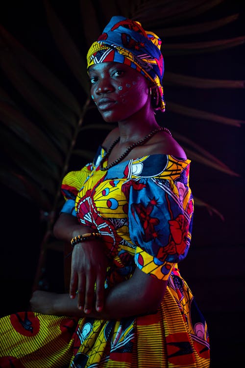 Darmowe zdjęcie z galerii z afrykanin, czarna kobieta, czarne tło