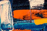 这幅抽象画色彩缤纷，以大胆的橙色和蓝色笔触为特色