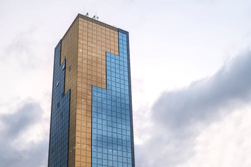 갈색과 파란색 고층 빌딩