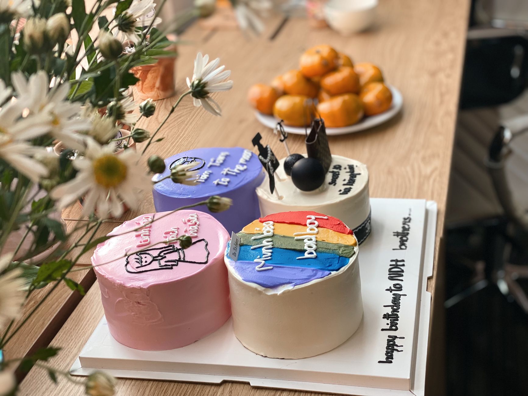 Egyedi díszítésű ünnepi torta a cukrászműhelyben