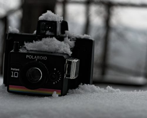 Kostenloses Stock Foto zu kamera, polaroid, schnee