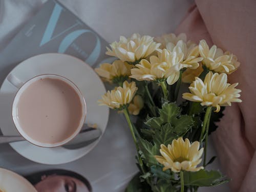 Free beyaz keten, bir fincan kahve, Çiçek demeti içeren Ücretsiz stok fotoğraf Stock Photo