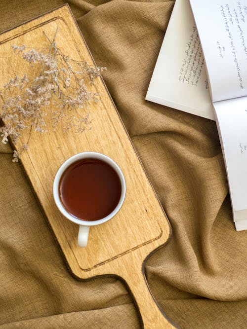 Darmowe zdjęcie z galerii z brązowy materiał, drewniana deska, filiżanka herbaty