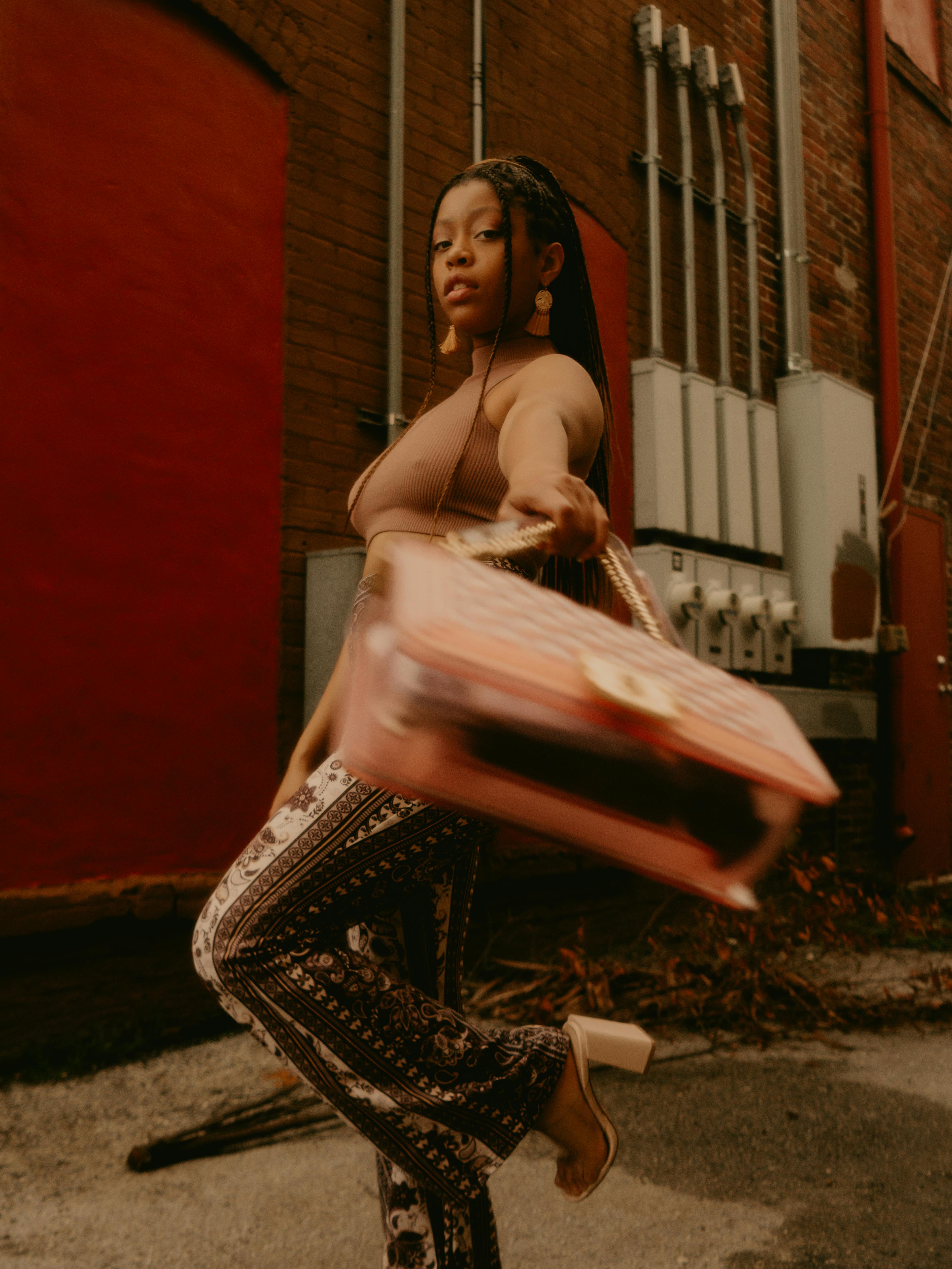 bezplatná Základová fotografie zdarma na téma afro vlasy, afroameričanka, barevný Základová fotografie