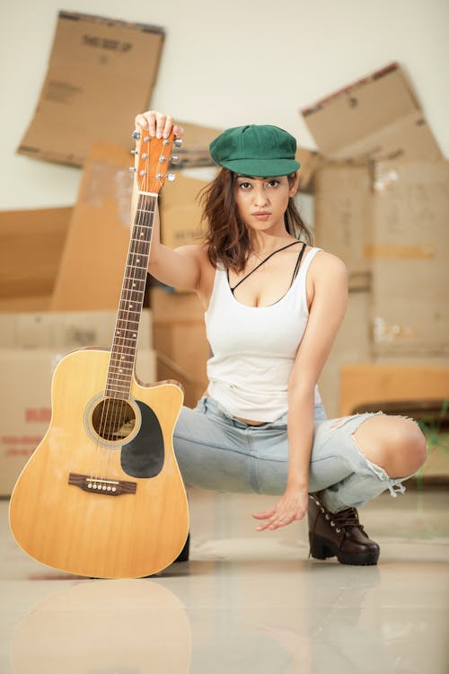 Kostnadsfri bild av akustisk gitarr, attraktiv, kvinna