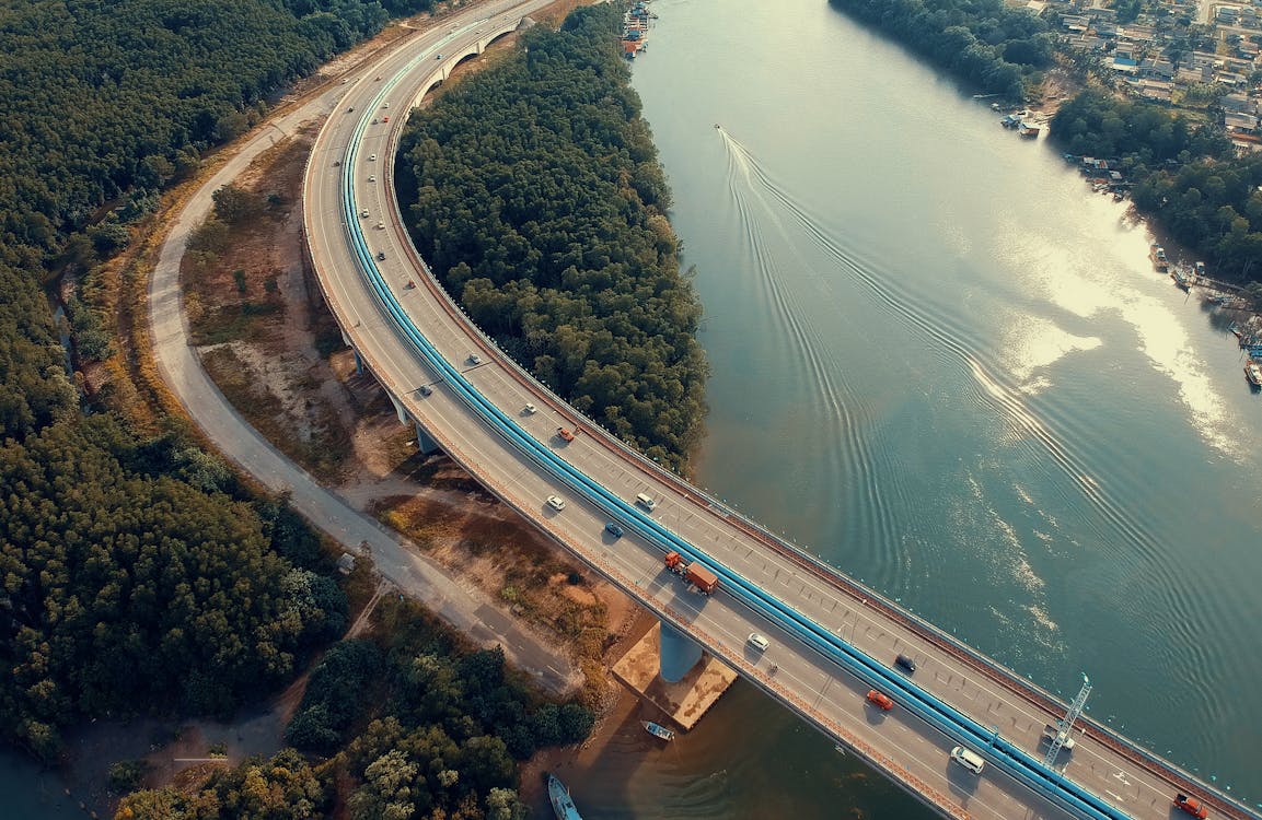 免费 大桥河附近的鸟瞰图摄影 素材图片