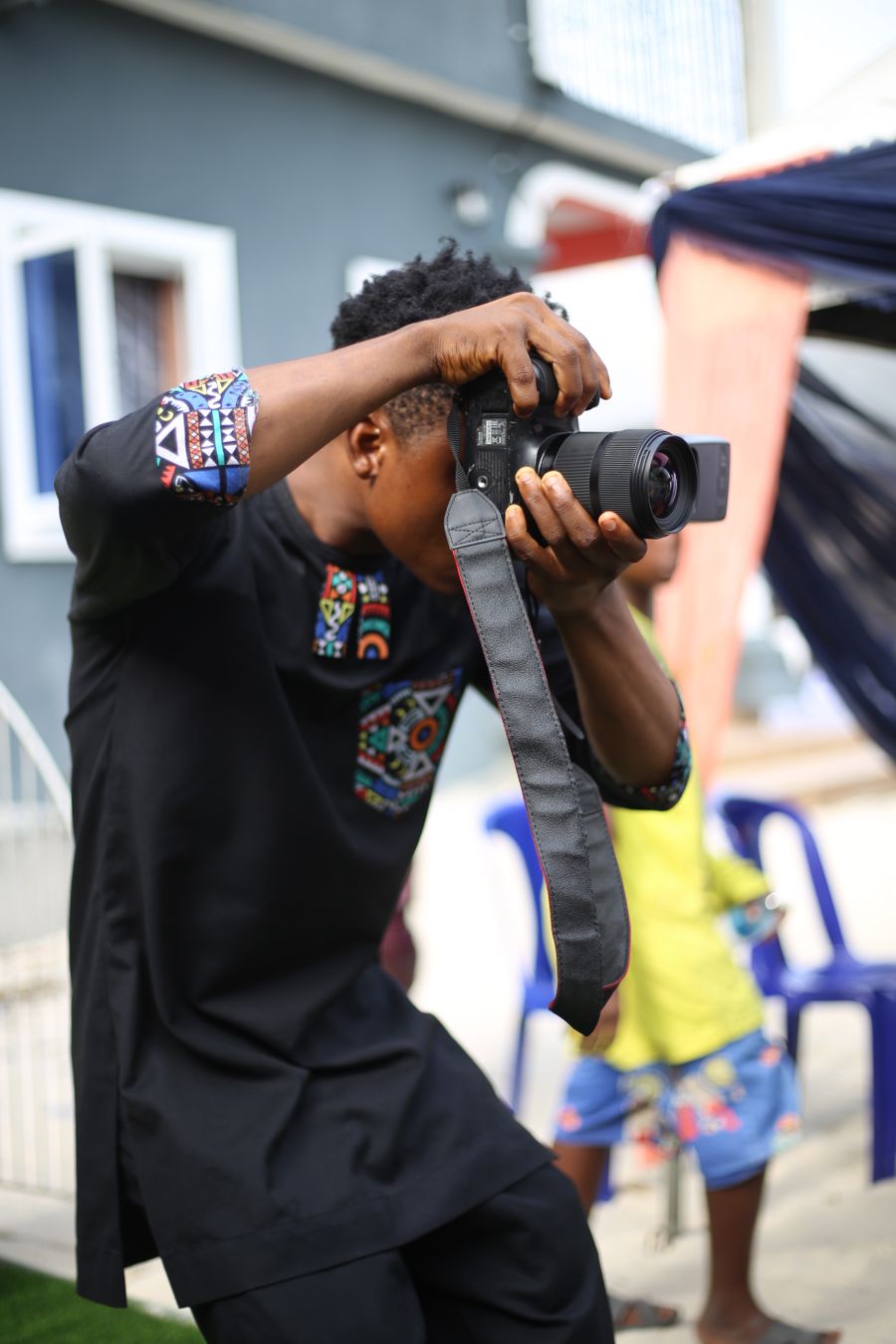 Photographe en repérage lors d'un tournage en extérieur