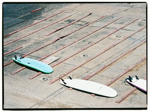 Kostenloses Stock Foto zu ausrüstung, beton, surfbretter